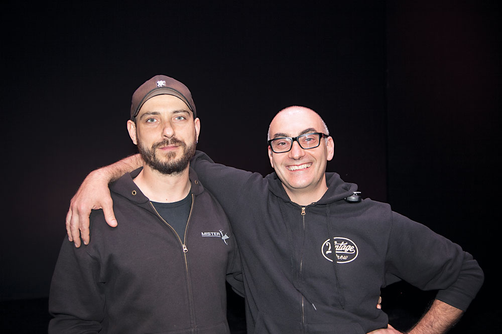 A sx Jonathan Bonvini, operatore media server, a dx Andrea Coppini, operatore e lighting designer