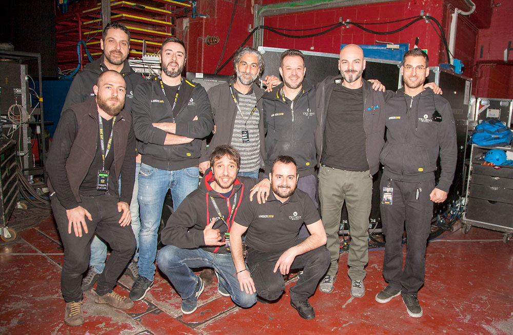 La squadra video di STS Communications. Da sx: Matteo Canuti, Simone Borri, Giorgio Bruzzese, Natale Giampà, Massimiliano Giovine, Marco “Bazza” Bazzano ed Andrea Russo. In basso: Carmine Lonetti e Piero Costante