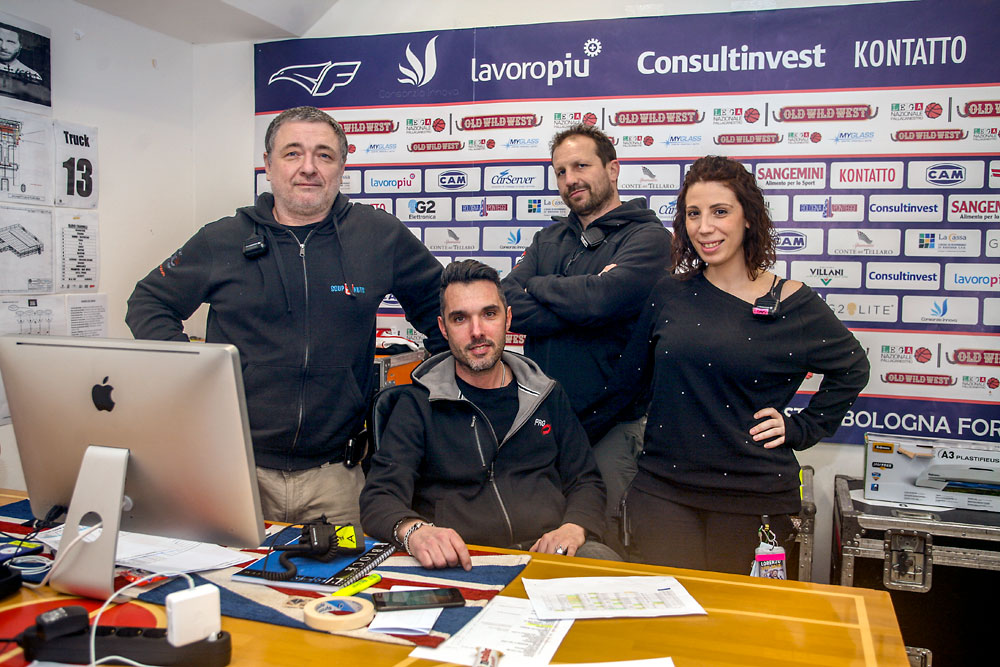 Da sx: Marco “Panda” Franchini, site coordinator; Andrea Staleni, direttore di produzione; Matteo Xerri, direttore di palco; Alessandra Manfredonia, assistente alla produzione