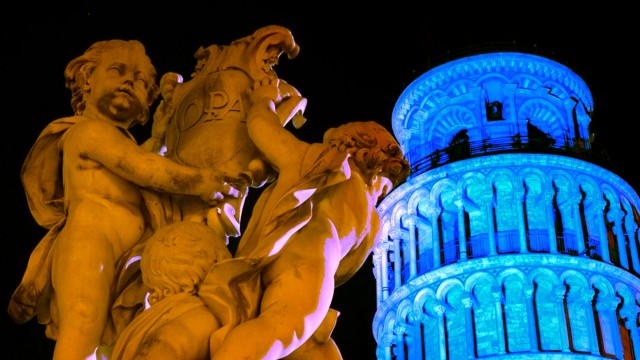 La torre di Pisa si illumina con Prolights La torre di Pisa si illumina con Prolights