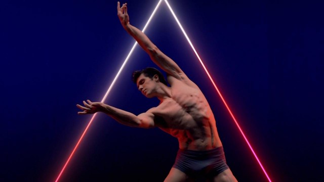 Roberto Bolle danza con un robot