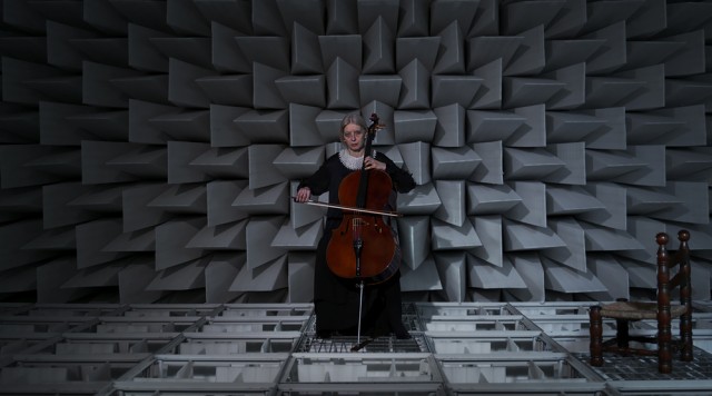 Incredibile performance musicale nella camera anecoica di Ferrara Incredibile performance musicale nella camera anecoica di Ferrara