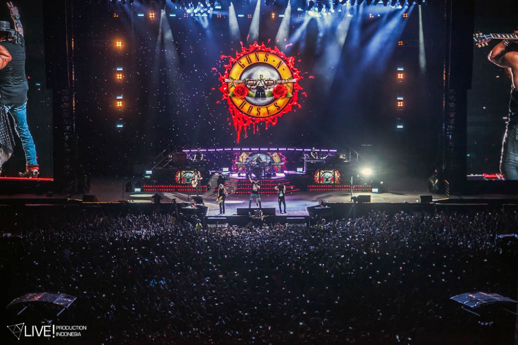 I Guns N' Roses a Giacarta con Clair Brothers i218