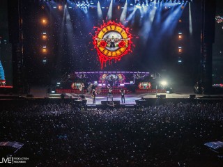 I Guns N' Roses a Giacarta con Clair Brothers i218