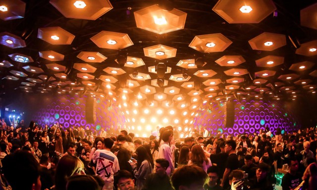 Il tempio della notte di Shangai: Club Beehive e Ayrton