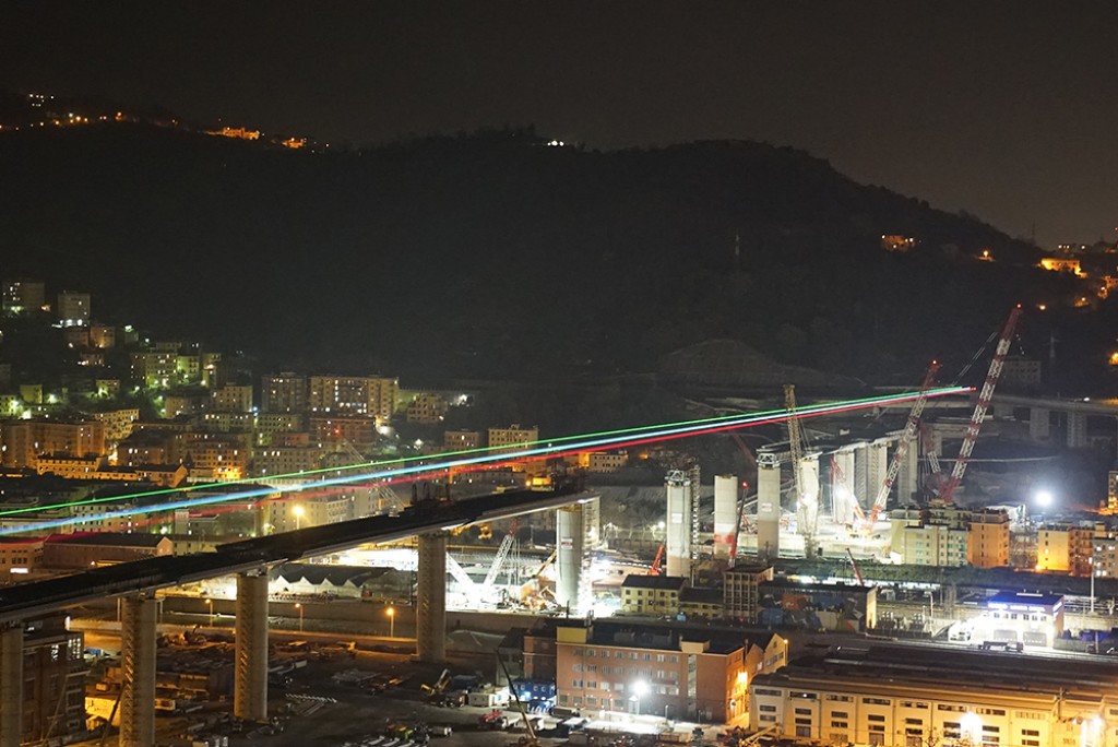 Il tricolore italiano sul ponte di Genova