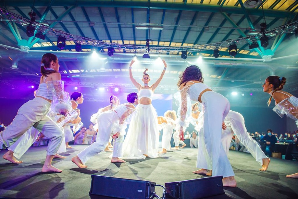 Il futuro si prepara con i line array RCF TT+ Il futuro si prepara con i line array RCF TT+