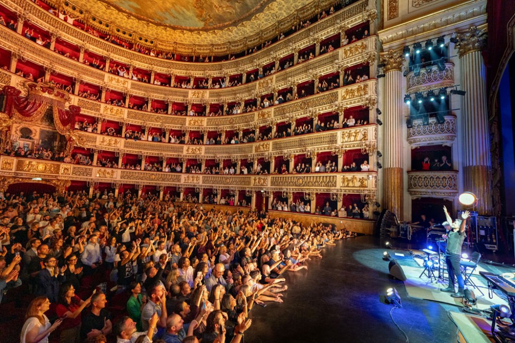 Ligabue in teatro - Dedicato a noi Ligabue in teatro - Dedicato a noi