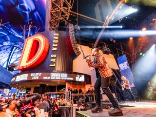 RCF conquista Fremont Street Experience