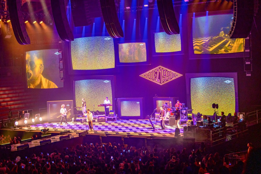 Coez Live 2025 - Un viaggio sonoro e visivo dentro agli anni novanta