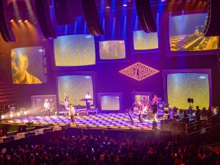 Coez Live 2025 - Un viaggio sonoro e visivo dentro agli anni novanta