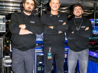 Massimo Casagrande, fonico di palco; Stefano Gentilini, sequenze; Marco Corini, radiofrequenze.