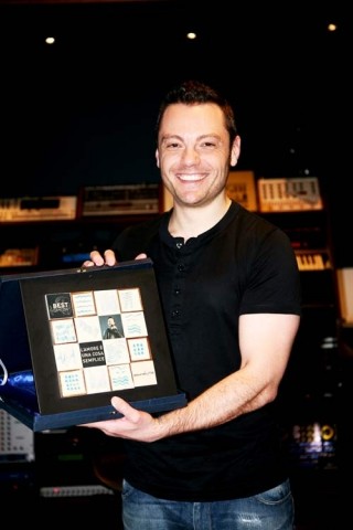 Consegnato il Premio Best Show 2012 a Tiziano Ferro Consegnato il Premio Best Show 2012 a Tiziano Ferro
