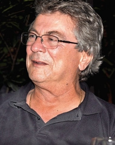 Stanotte dalla finestra dell’albergo vedo volare i gabbiani. Stanotte dalla finestra dell’albergo vedo volare i gabbiani.